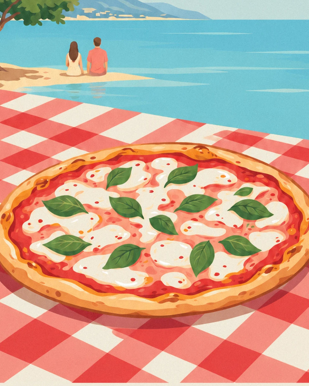Die Pizza mit Mozzarella und Basilikum auf der rot karierten Tischdecke, gegenüber einem Paar, das am Wasser sitzt