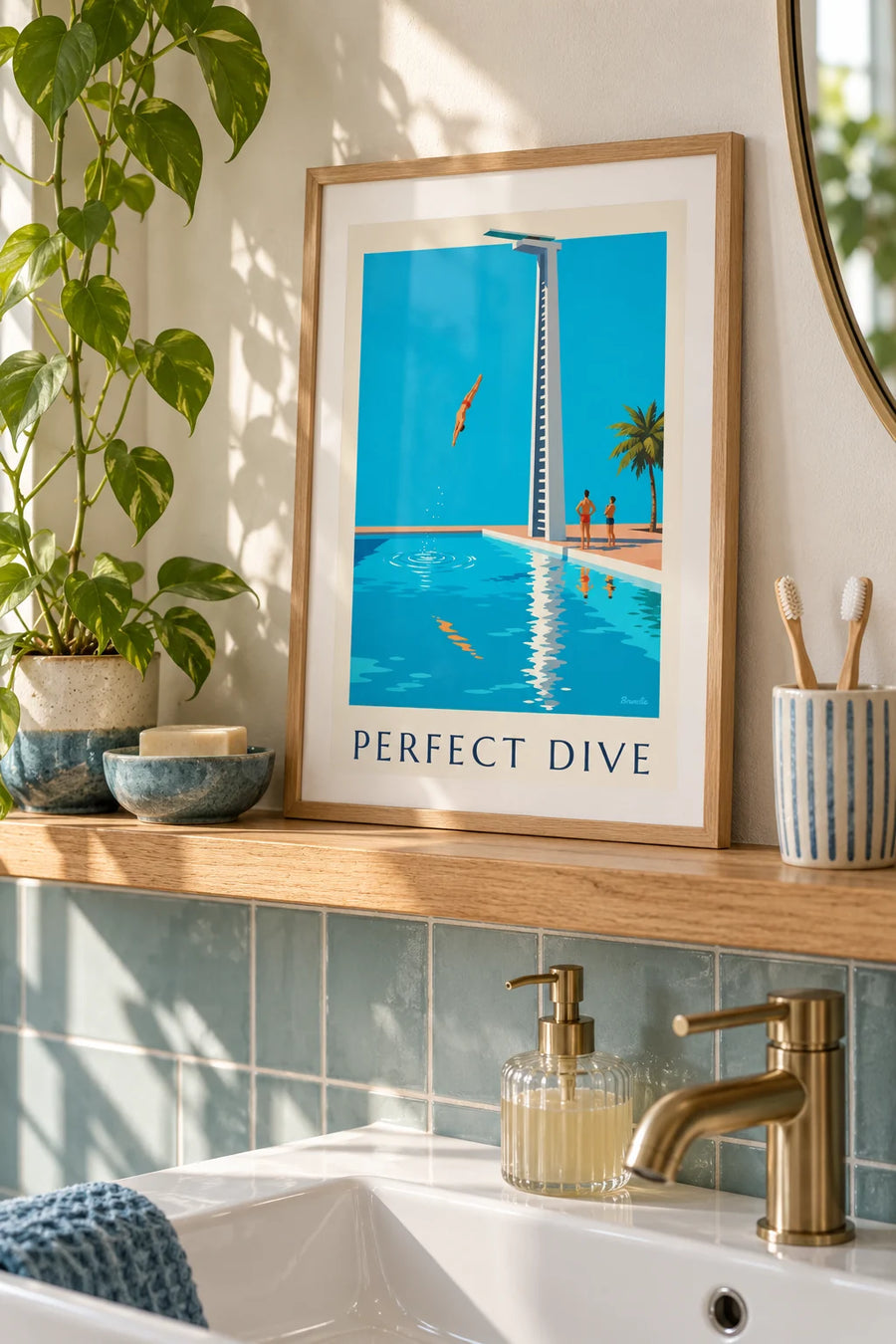 Poster Turmspringer mitten im Sprung über einem Schwimmbecken: kleines A4-Format im Rahmen