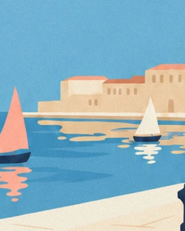 Les voiliers aux voiles corail et crème face aux façades ocre du bord de mer