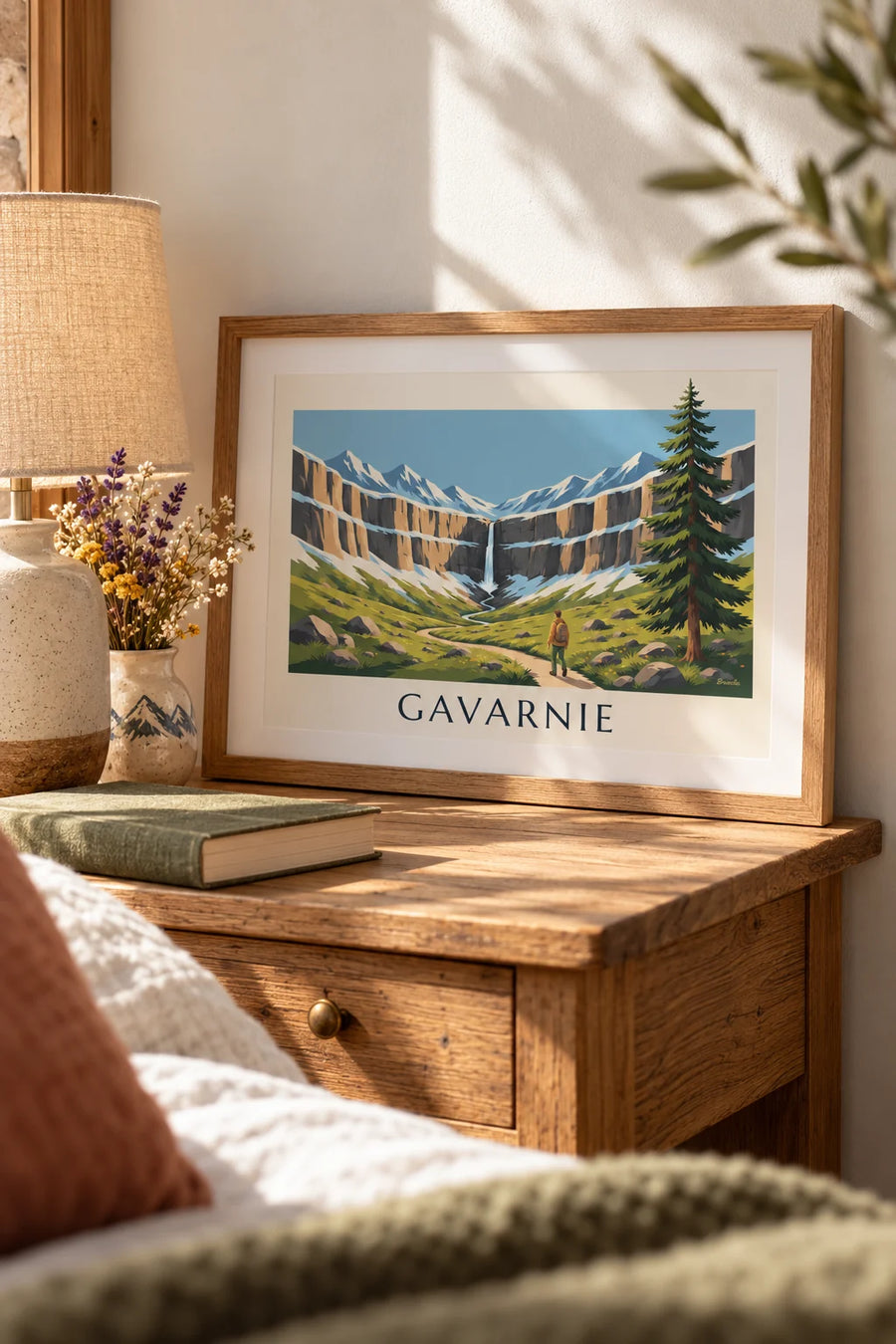 Poster Wanderer vor dem Wasserfall im Talkessel von Gavarnie: kleines Format A4 gerahmt