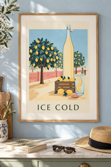 Poster bottiglia di limonata e cassetta di limoni nel frutteto: stampa incorniciata alla parete