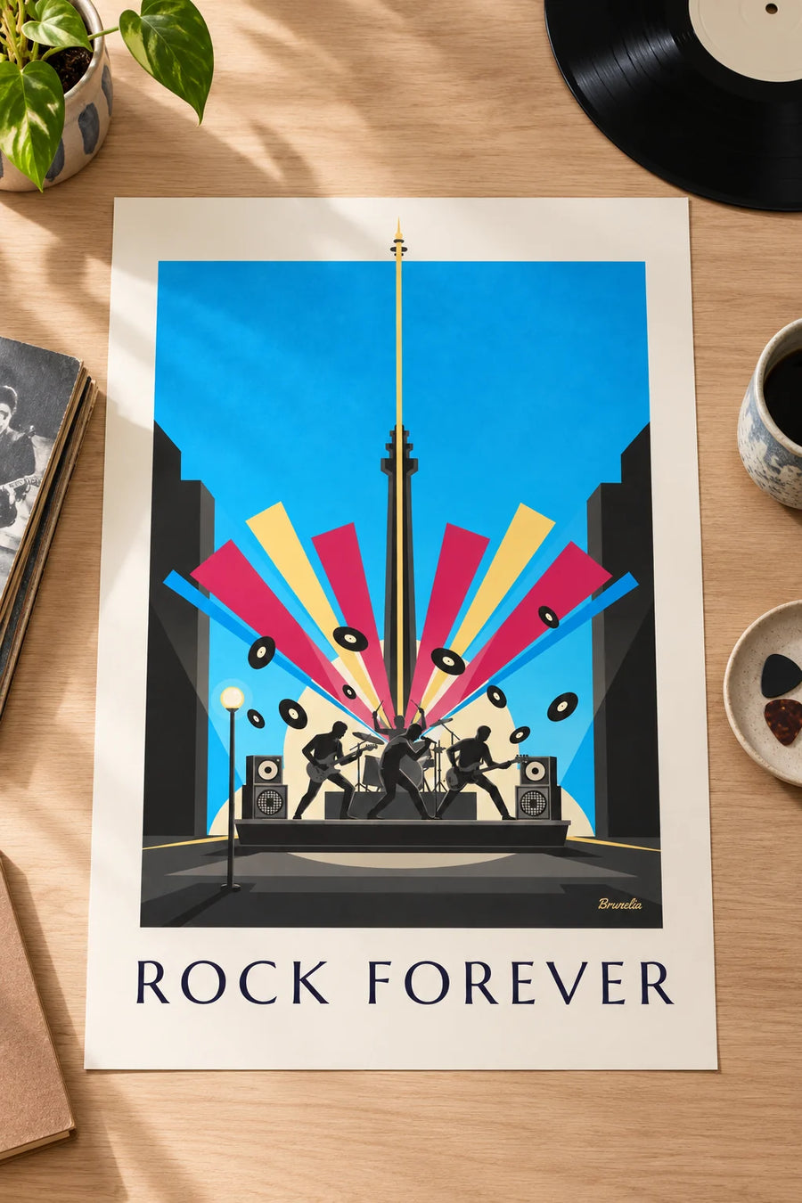 Affiche silhouettes de musiciens rock sur scène et vinyles : posée sur une table