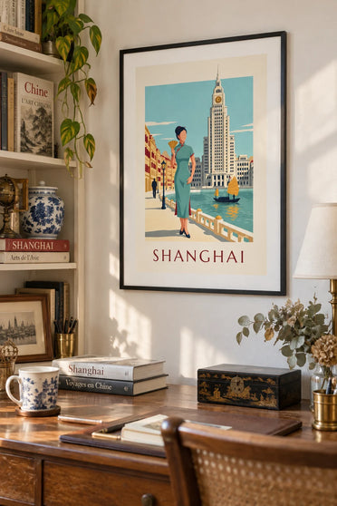 Poster donna in qipao di seta sul Bund a Shanghai: incorniciato alla parete