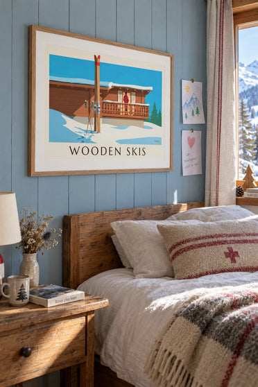 Poster Holzskier und Skistöcke an einer verschneiten Berghütte: gerahmt an der Wand