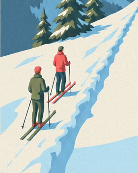 Die 2 Skifahrer von hinten, in grünen und roten Jacken, auf der verschneiten Piste