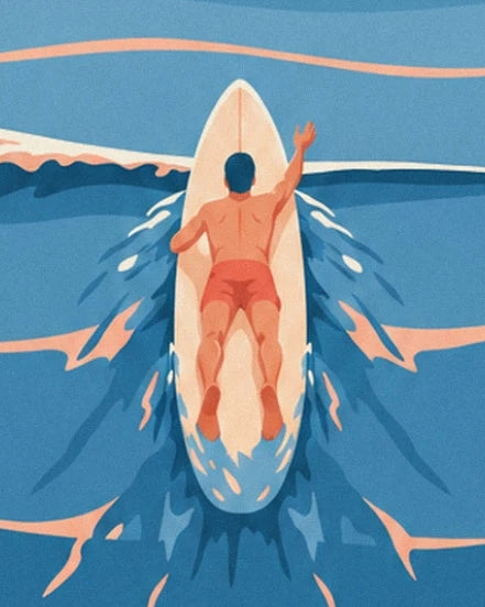 Le surfeur en short corail ramant sur sa planche claire, au milieu des remous bleus