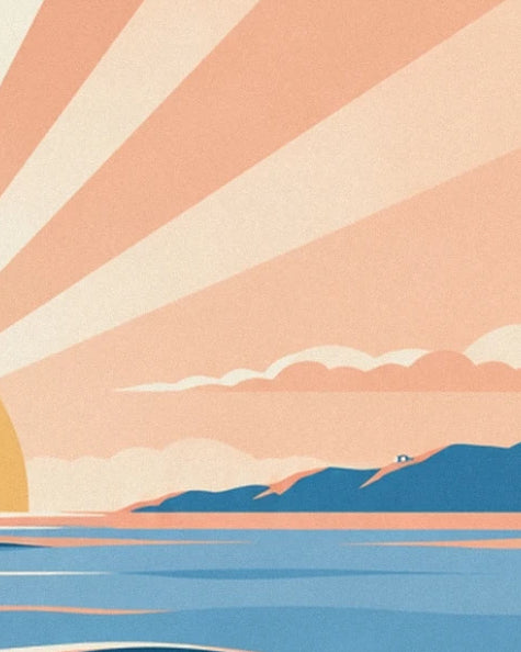 Le soleil à demi visible au bord de la mer, face aux reliefs bleus sous un ciel rayonnant