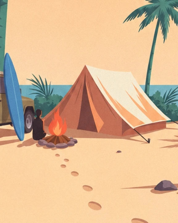 La tente orangée près du feu de camp, avec une planche de surf et des traces dans le sable