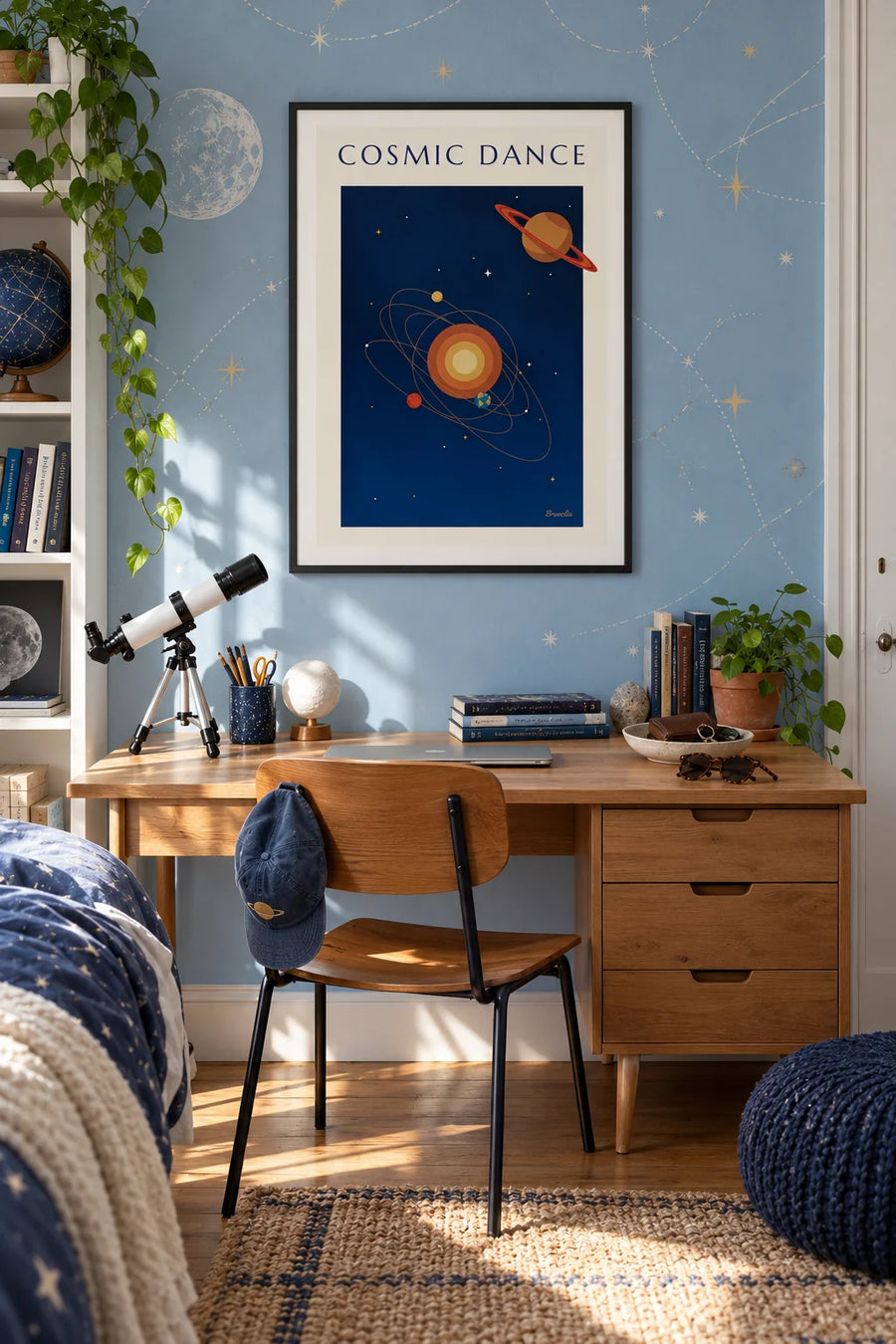 Poster Saturno e pianeti in orbita attorno al Sole su sfondo blu notte: incorniciato al muro