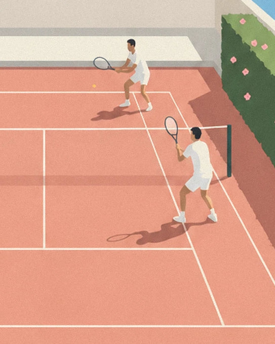 Les 2 joueurs en blanc et leurs raquettes sur le court de tennis en terre battue
