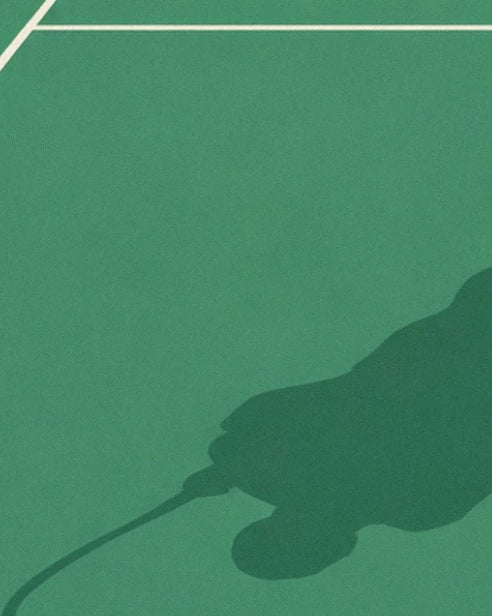 Der Schatten des Spielers und seines Schlägers auf dem grünen Rasen, unterhalb einer weißen Linie