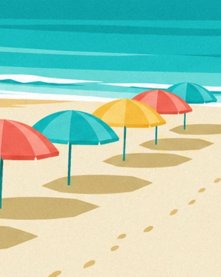 Des parasols turquoise, jaunes et corail sur le sable bordé de vagues blanches