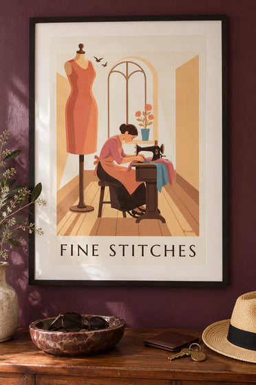Affiche couturière à la machine à coudre à pédale et mannequin : encadrée au mur
