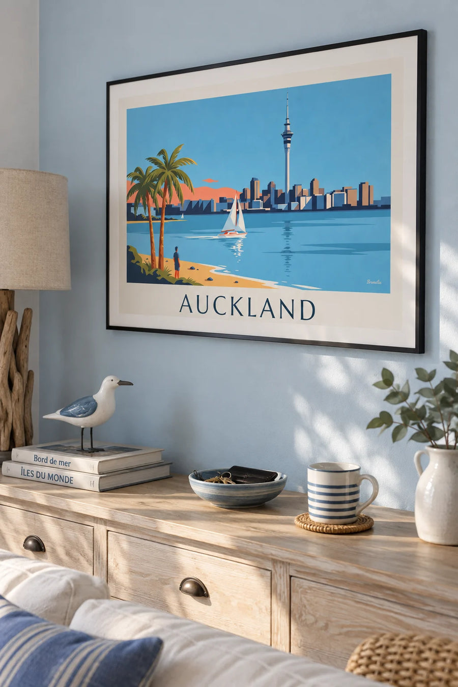 Affiche voilier dans le port d’Auckland et Sky Tower : encadrée au mur