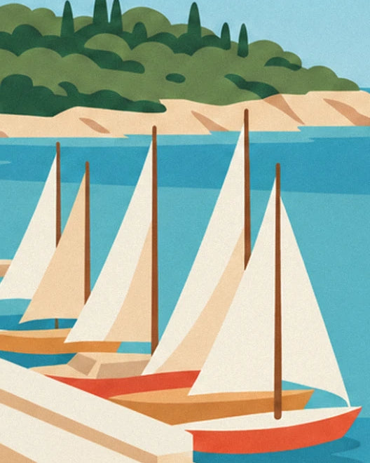 Les 4 voiliers aux voiles blanches amarrés au pied de l'île boisée