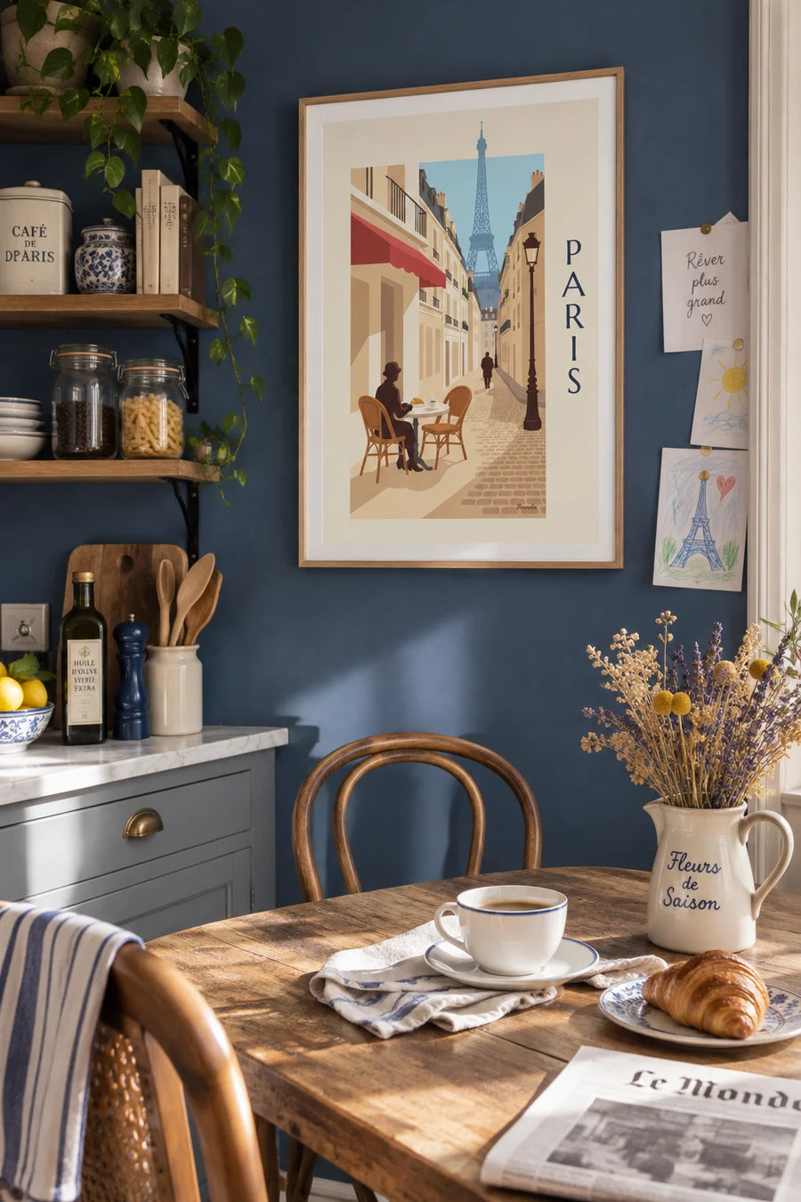 Affiche croissant et café sur une terrasse parisienne : encadrée au mur