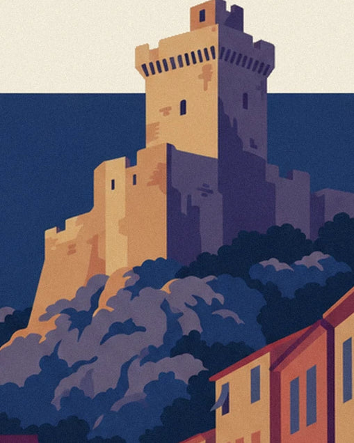 Das Château de Cassis mit seinen ockerfarbenen und violetten Mauern über Felsen und Bäumen
