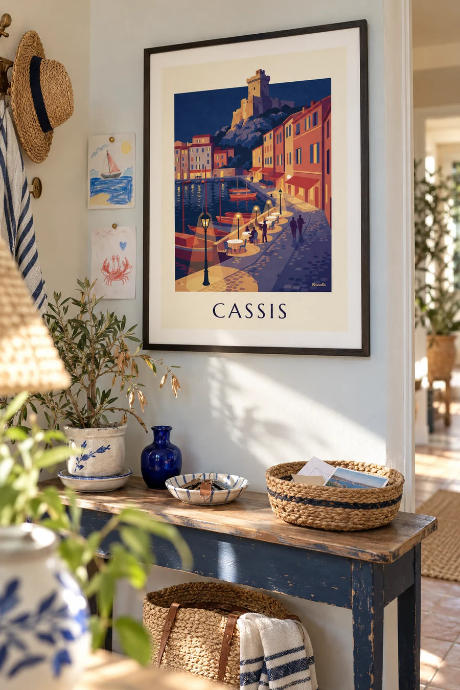 Poster mit Café-Terrasse am Abend am Hafenkai von Cassis mit seinem Schloss: gerahmt an der Wand