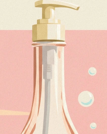 Der cremefarbene Pumpspender auf der klaren Flasche vor rosa Hintergrund mit Blasen