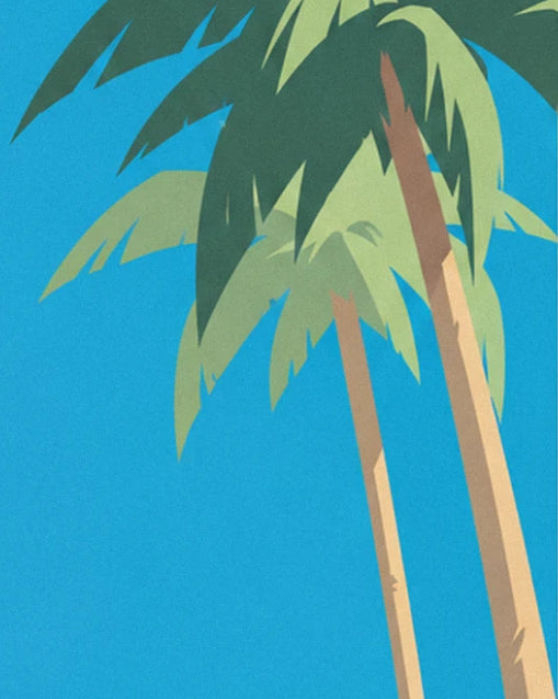 Les longs troncs dorés des palmiers et leurs grandes palmes vertes sur fond bleu