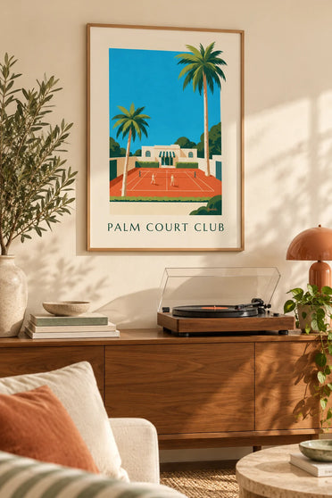 Affiche club de tennis et court en terre battue bordé de palmiers : encadrée au mur