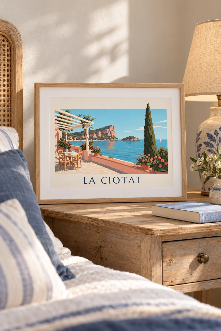 Affiche terrasse méditerranéenne et Bec de l'Aigle à La Ciotat : petit format A4 encadré