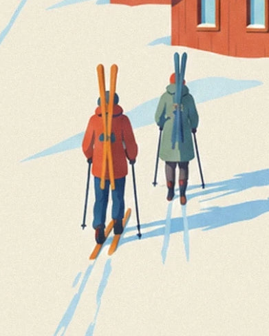 Les 2 skieurs en vestes rouge et verte, skis à l’épaule et bâtons dans la neige