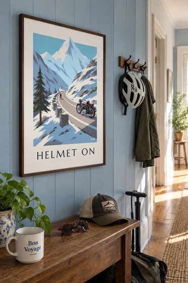 Poster Motorrad und Integralhelm auf einem Bergpass: gerahmt an der Wand