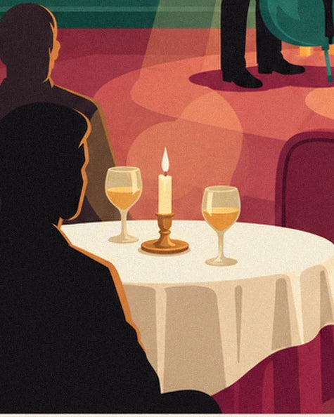 Une table nappée de blanc, ses 2 verres dorés et sa bougie entre les silhouettes