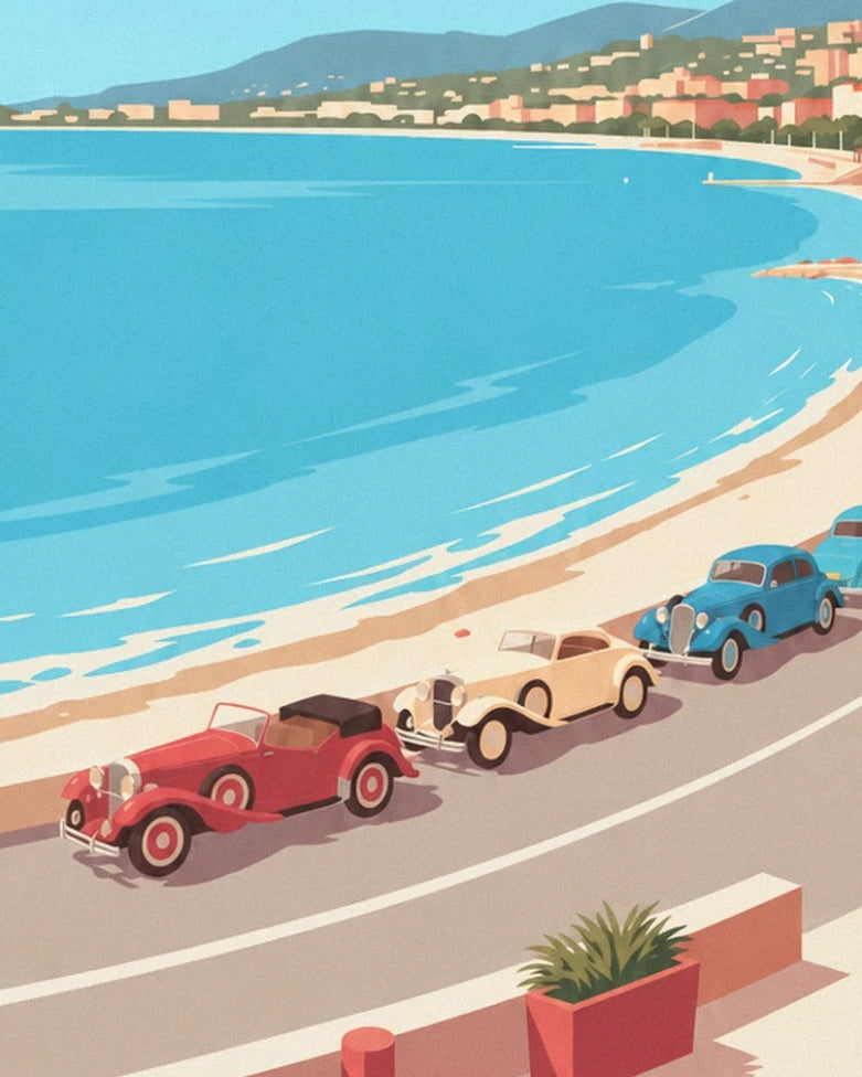 Les voitures anciennes rouges, crème et bleues le long de la baie de Nice