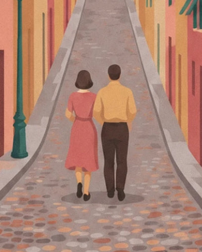 Un couple de dos, en robe rose et chemise jaune, dans la ruelle pavée