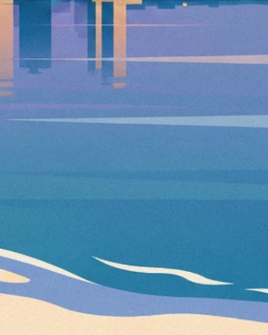 Les reflets bleus et mauves des immeubles au-dessus des vaguelettes et du sable clair