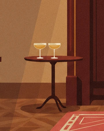 Les 2 coupes sur une petite table ronde en bois, au bord du tapis rouge