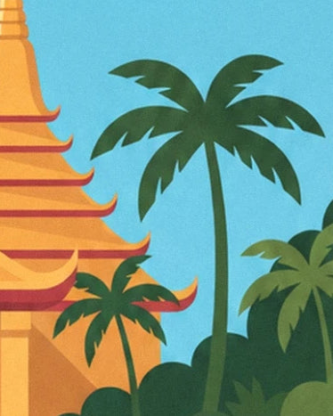 Des palmiers verts près des toits dorés aux pointes recourbées d’une pagode thaïlandaise