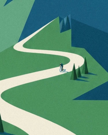 La route claire en lacets, le petit cycliste et les sapins sur les pentes vertes