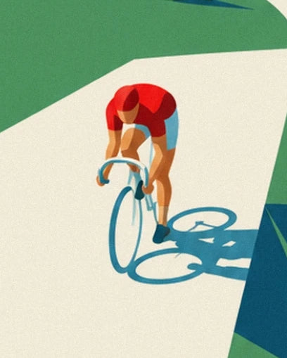 Le cycliste en maillot rouge penché sur son vélo bleu, son ombre sur la route claire