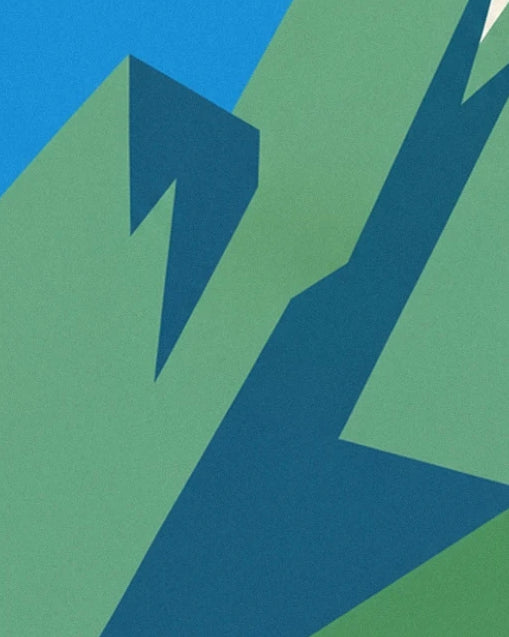 Les versants verts de la montagne découpés par de longues ombres bleu foncé
