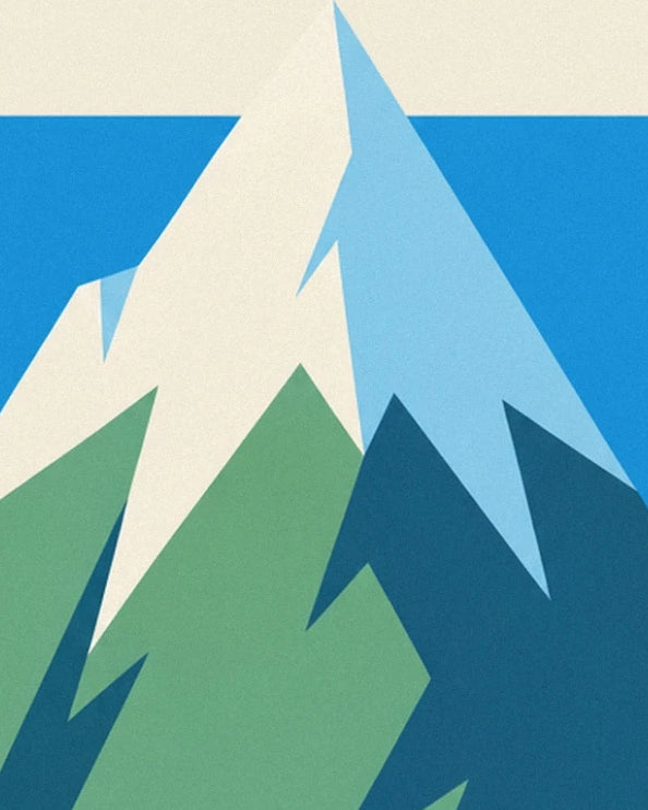 Les sommets anguleux aux faces crème et bleu clair, au-dessus des versants verts