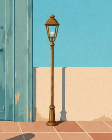 Le lampadaire en laiton devant le mur beige, près de la porte bleu-vert, sur le carrelage rose