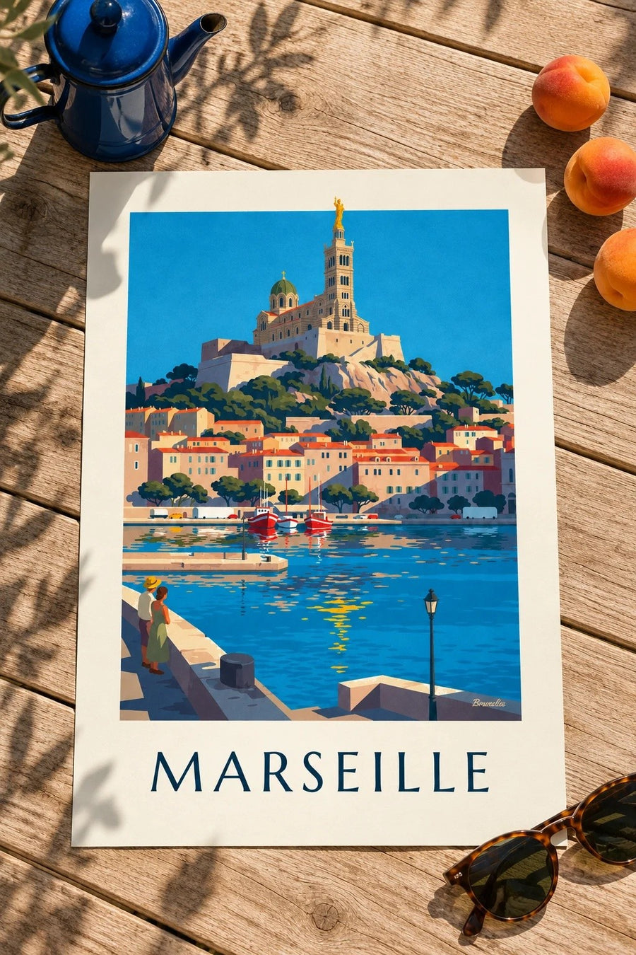 Affiche Notre-Dame-de-la-Garde à Marseille : posée sur une table
