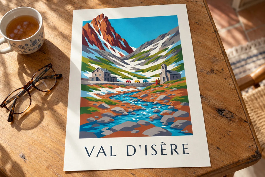 Affiche Val d’Isère, col de l’Iseran et chapelle : posée sur une table