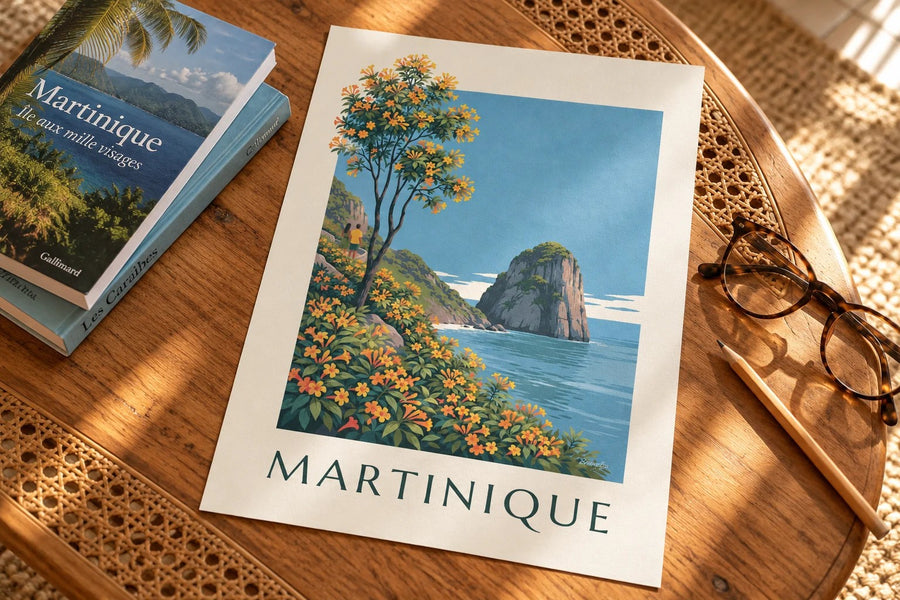 Affiche Martinique, rocher du Diamant et mer des Caraïbes : posée sur une table