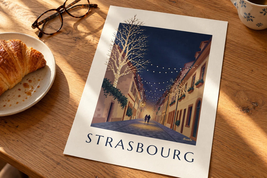 Affiche ruelle de Strasbourg illuminée pour Noël : posée sur une table
