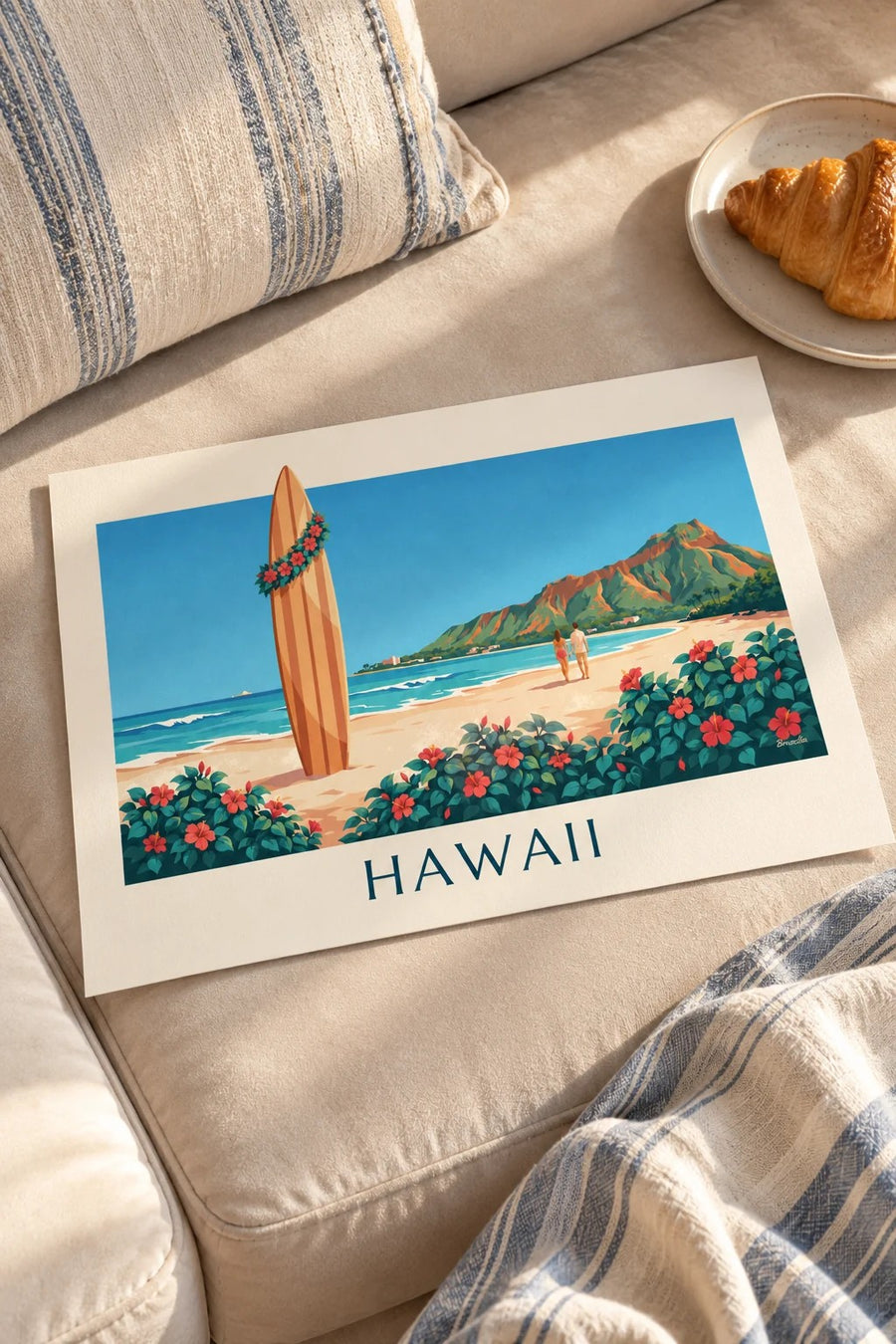Poster Surfbrett und Hibiskus vor Diamond Head, Hawaii: flach auf einem Tisch
