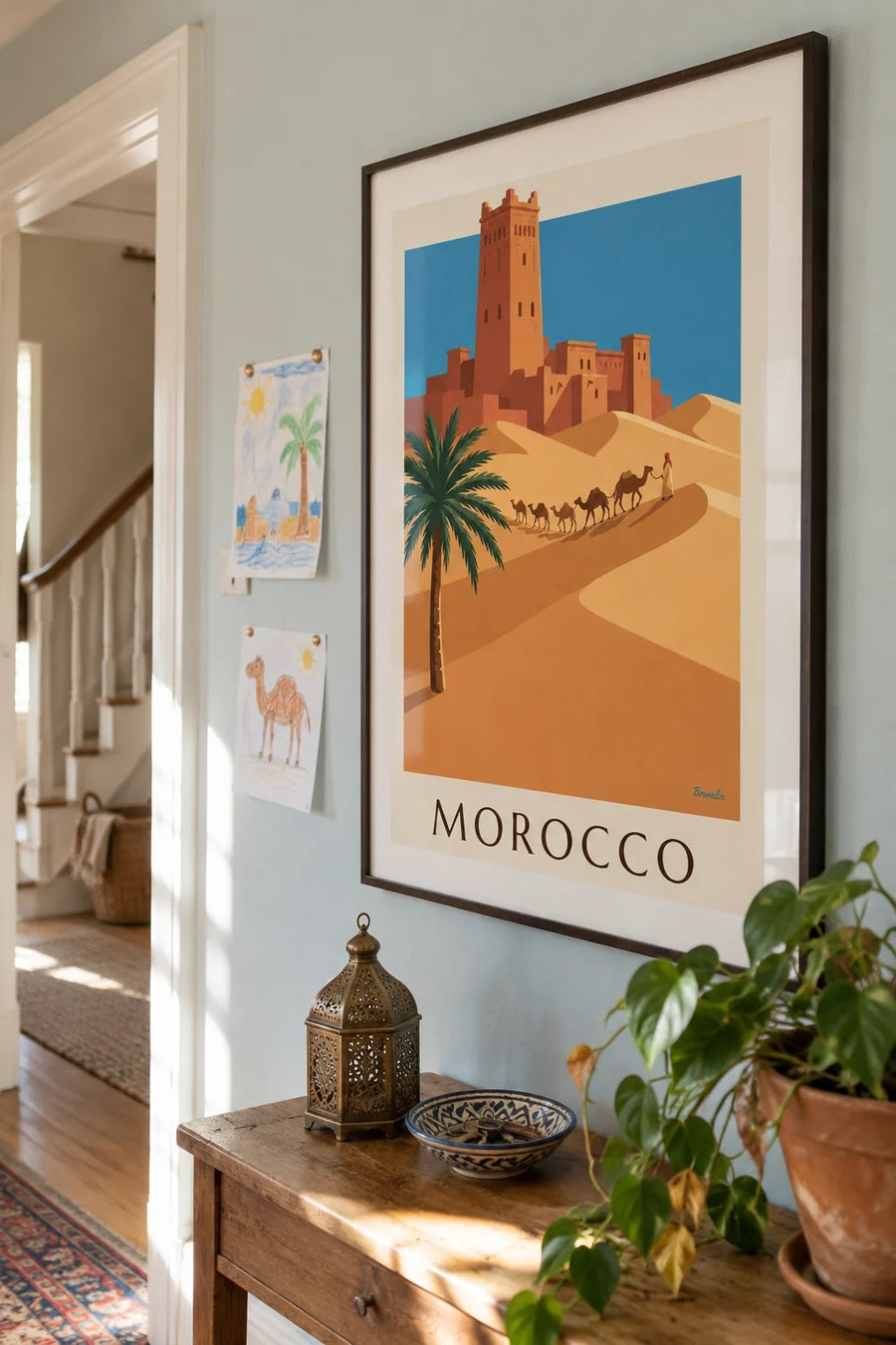 Poster casbah e carovana di cammelli nel deserto marocchino: incorniciato alla parete