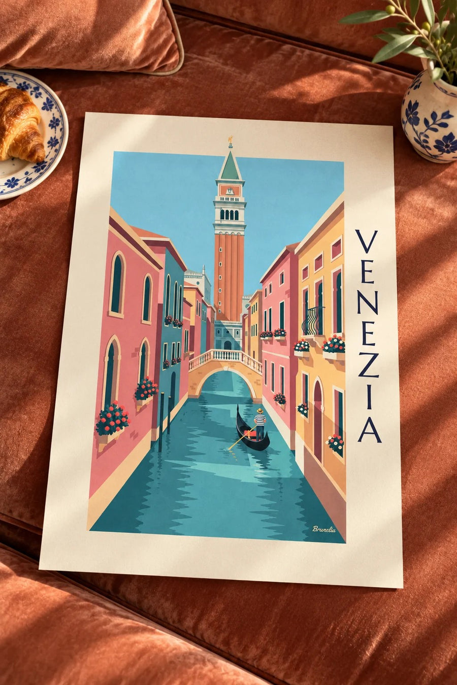 Affiche gondolier sur un petit canal sous le Campanile de Venezia : posée sur une table