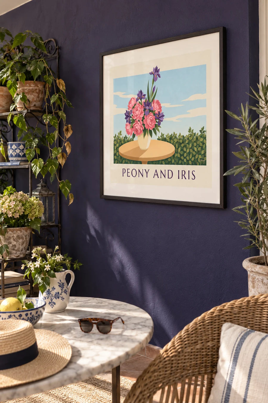 Affiche bouquet de pivoines roses et d'iris violets : encadrée au mur