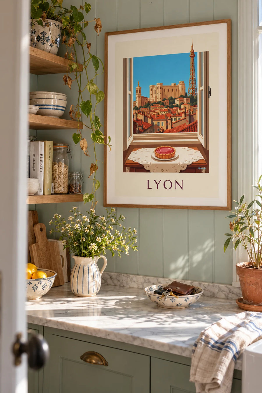 Poster Tarte aux pralines roses am Fenster eines Lyoner Salons: gerahmt an der Wand