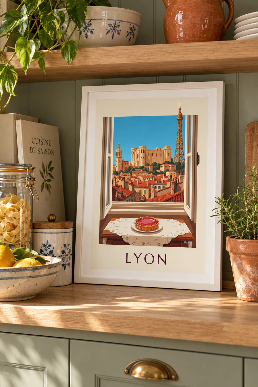 Poster Tarte aux pralines roses am Fenster eines Lyoner Salons: kleines Format A4 gerahmt