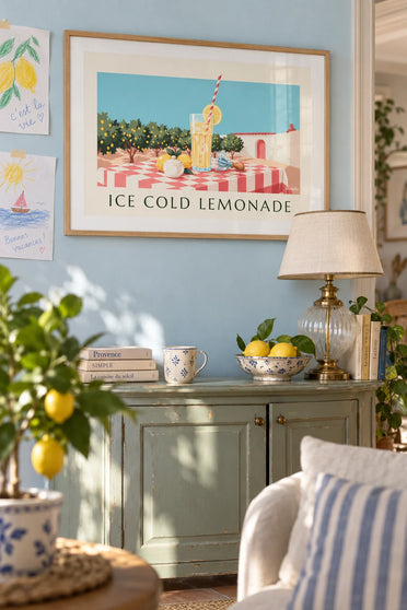 Poster Glas eisgekühlte Zitronenlimonade auf einer Dorfterrasse: gerahmt an der Wand
